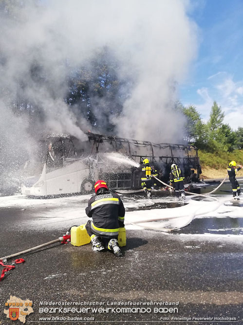 20230731 Reisebusbrand auf der A21 bei Hochstrass   Foto: Freiwillige Feuerwehr Hochstrass