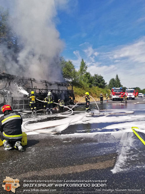 20230731 Reisebusbrand auf der A21 bei Hochstrass   Foto: Freiwillige Feuerwehr Hochstrass