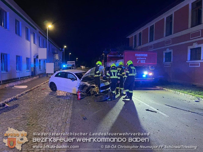 20230812 Pkw verunfallt im Ortsgebiet  Foto: ASB Christopher Neumayer FF Schoenau/Triesting