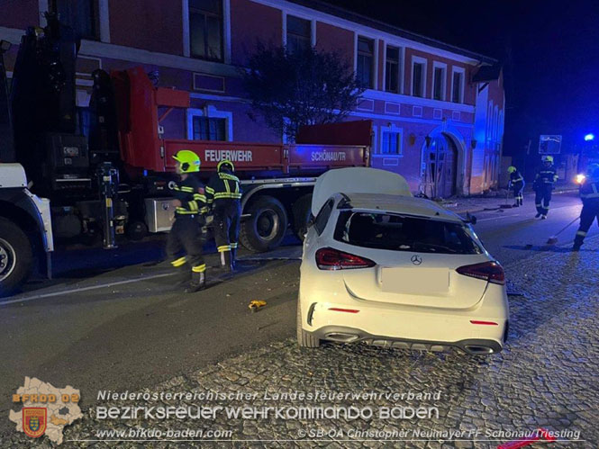 20230812 Pkw verunfallt im Ortsgebiet  Foto: ASB Christopher Neumayer FF Schoenau/Triesting