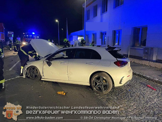 20230812 Pkw verunfallt im Ortsgebiet  Foto: ASB Christopher Neumayer FF Schoenau/Triesting
