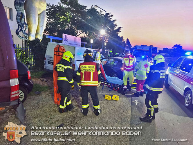 20230822 Lenkerin prallt mit Pkw gegen mehrere abgestellte Fahrzeuge  Foto: Stefan Schneider