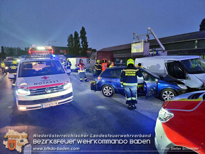 20230822 Lenkerin prallt mit Pkw gegen mehrere abgestellte Fahrzeuge  Foto: Stefan Schneider
