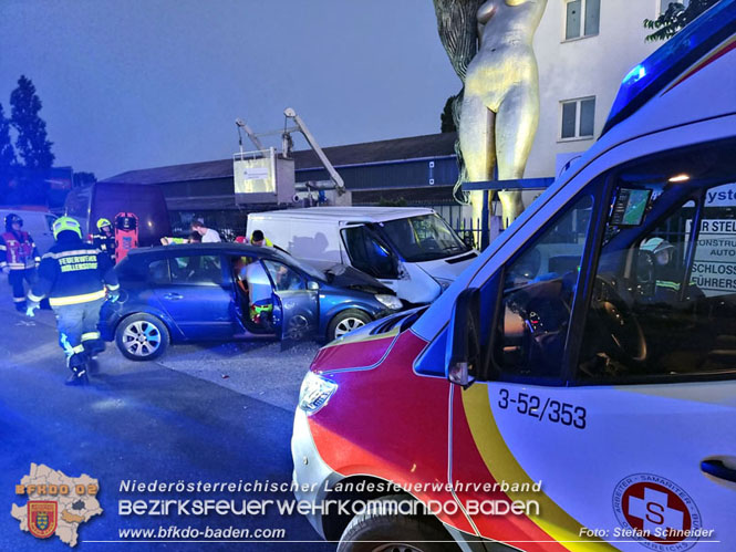 20230822 Lenkerin prallt mit Pkw gegen mehrere abgestellte Fahrzeuge  Foto: Stefan Schneider