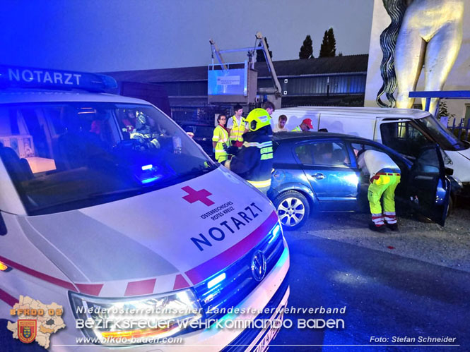 20230822 Lenkerin prallt mit Pkw gegen mehrere abgestellte Fahrzeuge  Foto: Stefan Schneider