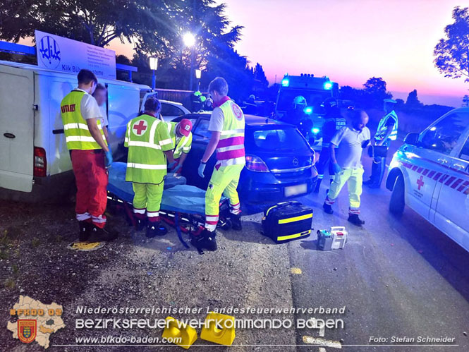 20230822 Lenkerin prallt mit Pkw gegen mehrere abgestellte Fahrzeuge  Foto: Stefan Schneider