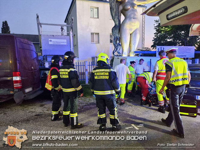 20230822 Lenkerin prallt mit Pkw gegen mehrere abgestellte Fahrzeuge  Foto: Stefan Schneider