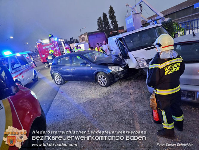 20230822 Lenkerin prallt mit Pkw gegen mehrere abgestellte Fahrzeuge  Foto: Stefan Schneider