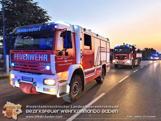 20230822 Lenkerin prallt mit Pkw gegen mehrere abgestellte Fahrzeuge  Foto: Stefan Schneider