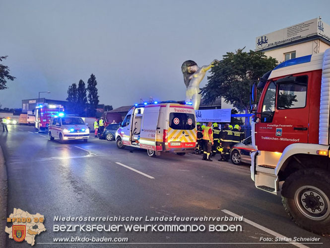 20230822 Lenkerin prallt mit Pkw gegen mehrere abgestellte Fahrzeuge  Foto: Stefan Schneider