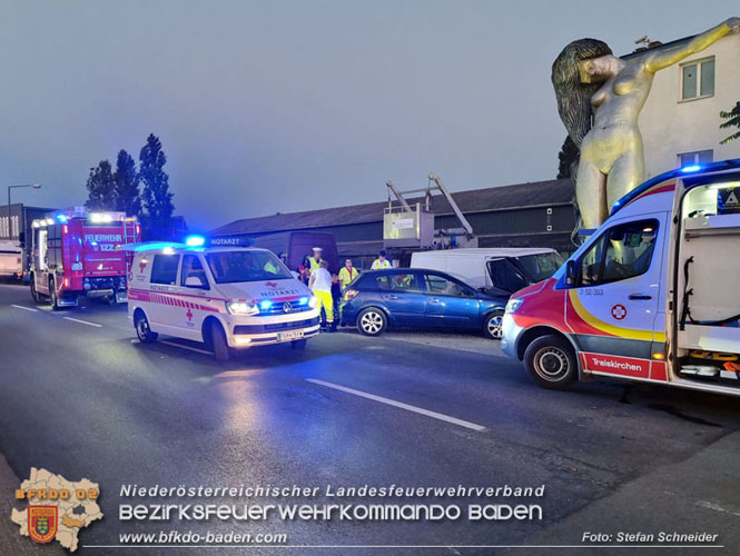 20230822 Lenkerin prallt mit Pkw gegen mehrere abgestellte Fahrzeuge  Foto: Stefan Schneider