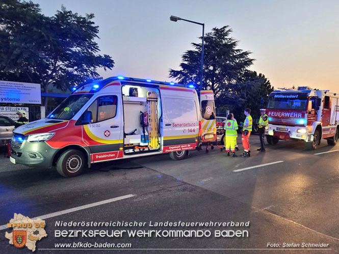 20230822 Lenkerin prallt mit Pkw gegen mehrere abgestellte Fahrzeuge  Foto: Stefan Schneider