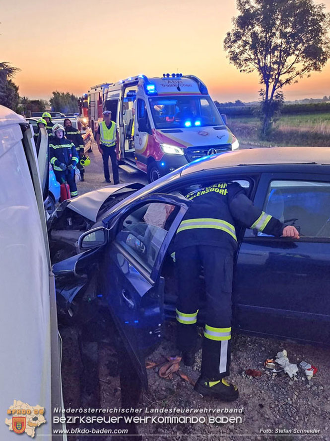 20230822 Lenkerin prallt mit Pkw gegen mehrere abgestellte Fahrzeuge  Foto: Stefan Schneider