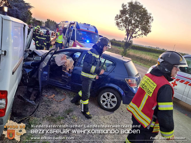 20230822 Lenkerin prallt mit Pkw gegen mehrere abgestellte Fahrzeuge  Foto: Stefan Schneider