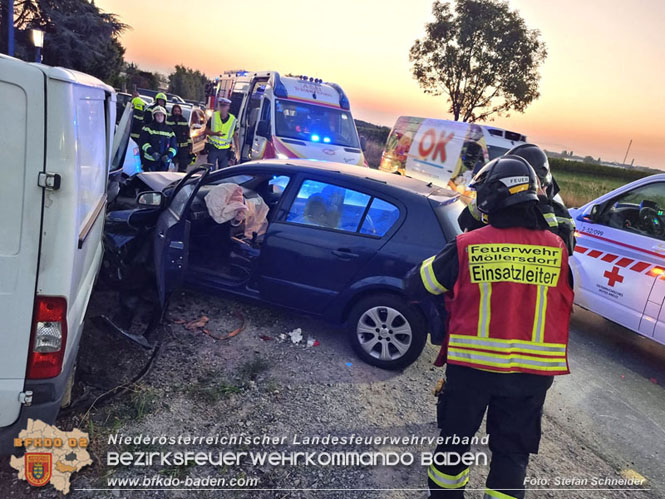 20230822 Lenkerin prallt mit Pkw gegen mehrere abgestellte Fahrzeuge  Foto: Stefan Schneider