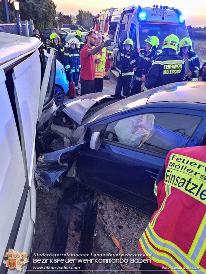20230822 Lenkerin prallt mit Pkw gegen mehrere abgestellte Fahrzeuge  Foto: Stefan Schneider