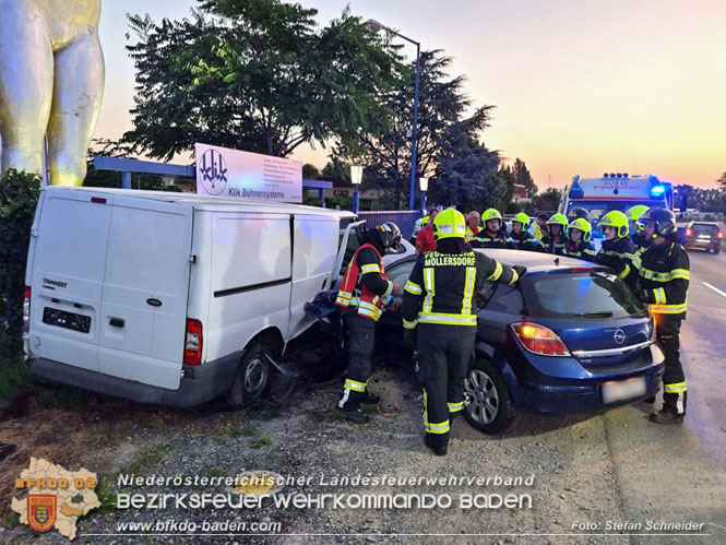 20230822 Lenkerin prallt mit Pkw gegen mehrere abgestellte Fahrzeuge  Foto: Stefan Schneider