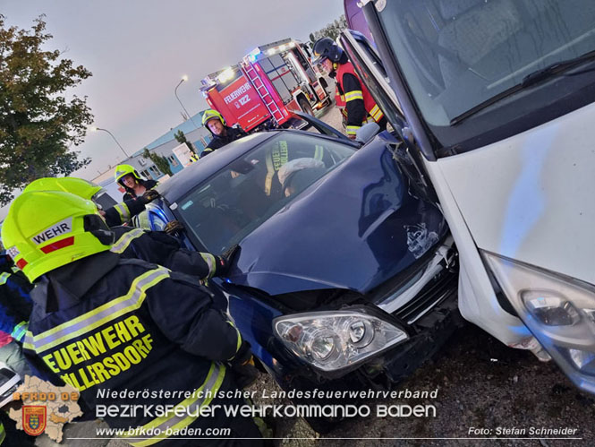 20230822 Lenkerin prallt mit Pkw gegen mehrere abgestellte Fahrzeuge  Foto: Stefan Schneider