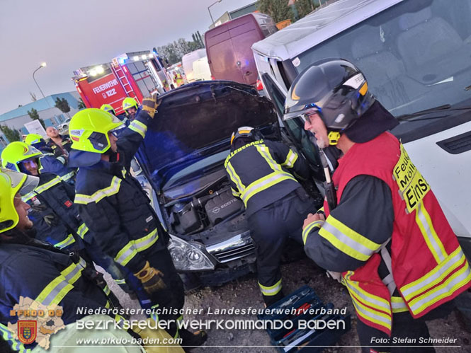 20230822 Lenkerin prallt mit Pkw gegen mehrere abgestellte Fahrzeuge  Foto: Stefan Schneider
