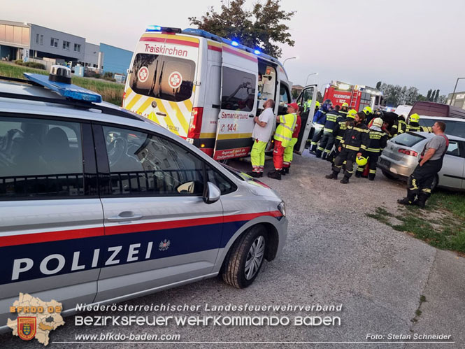 20230822 Lenkerin prallt mit Pkw gegen mehrere abgestellte Fahrzeuge  Foto: Stefan Schneider