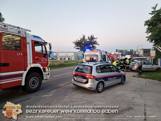20230822 Lenkerin prallt mit Pkw gegen mehrere abgestellte Fahrzeuge  Foto: Stefan Schneider