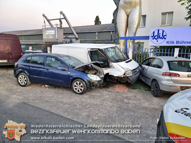 20230822 Lenkerin prallt mit Pkw gegen mehrere abgestellte Fahrzeuge  Foto: Stefan Schneider