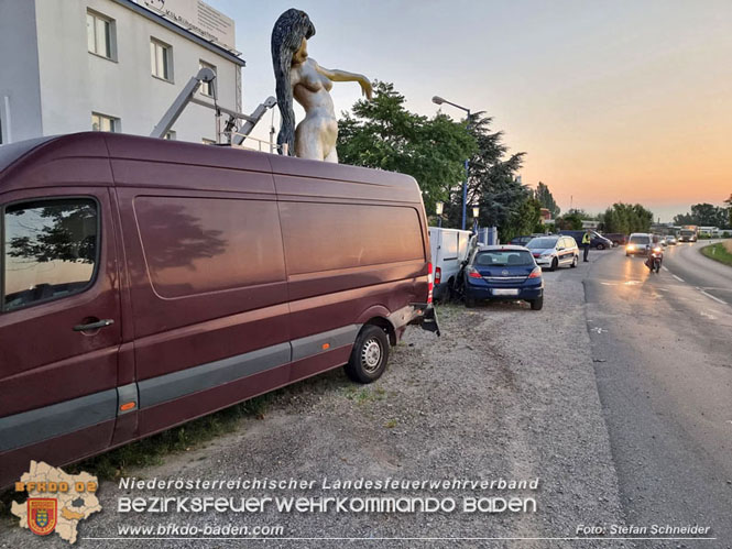 20230822 Lenkerin prallt mit Pkw gegen mehrere abgestellte Fahrzeuge  Foto: Stefan Schneider