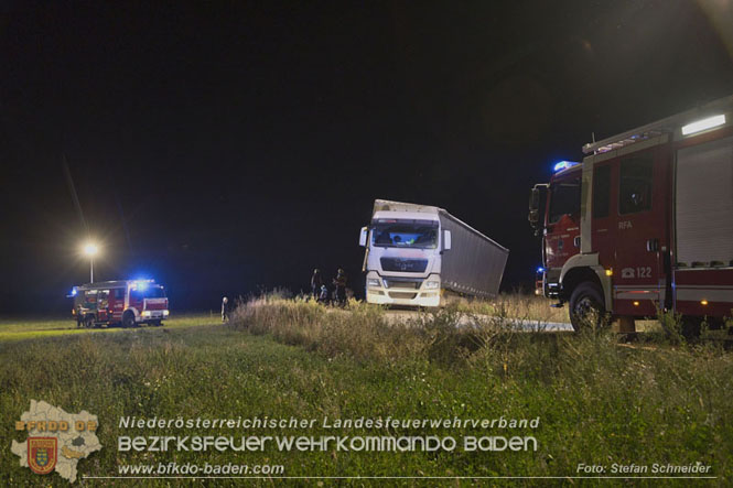 20230822 Schwere LKW Bergung in Bad Vöslau  Foto: Stefan Schneider BFKDO BADEN