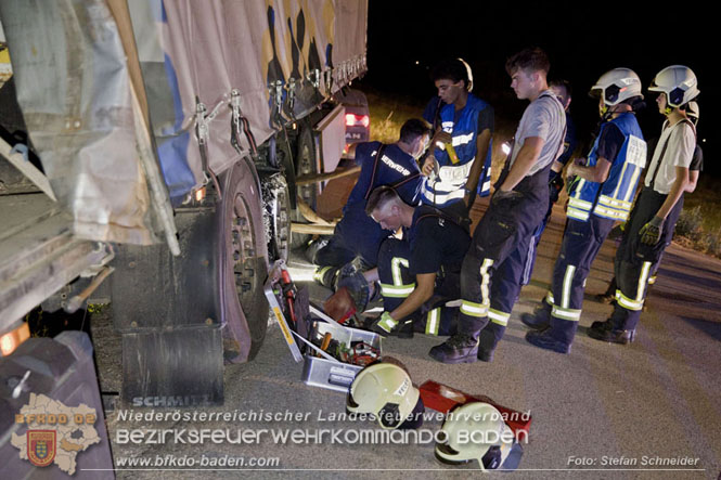 20230822 Schwere LKW Bergung in Bad Vöslau  Foto: Stefan Schneider BFKDO BADEN