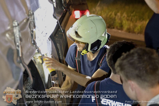 20230822 Schwere LKW Bergung in Bad Vöslau  Foto: Stefan Schneider BFKDO BADEN