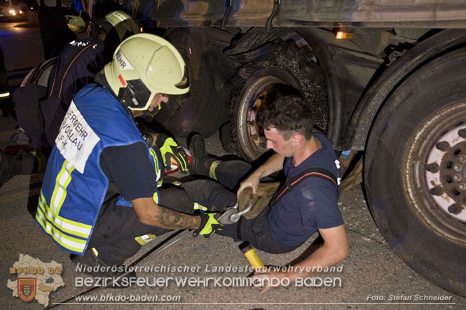20230822 Schwere LKW Bergung in Bad Vöslau  Foto: Stefan Schneider BFKDO BADEN
