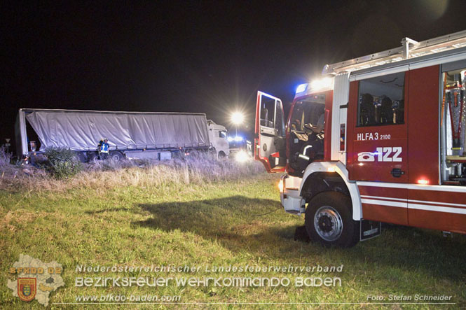 20230822 Schwere LKW Bergung in Bad Vöslau  Foto: Stefan Schneider BFKDO BADEN