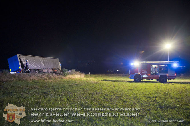 20230822 Schwere LKW Bergung in Bad Vöslau  Foto: Stefan Schneider BFKDO BADEN