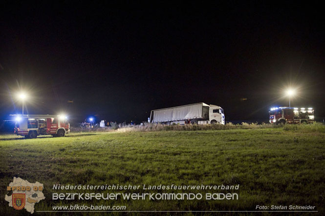 20230822 Schwere LKW Bergung in Bad Vöslau  Foto: Stefan Schneider BFKDO BADEN