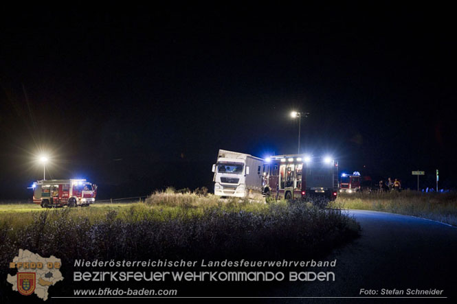 20230822 Schwere LKW Bergung in Bad Vöslau  Foto: Stefan Schneider BFKDO BADEN