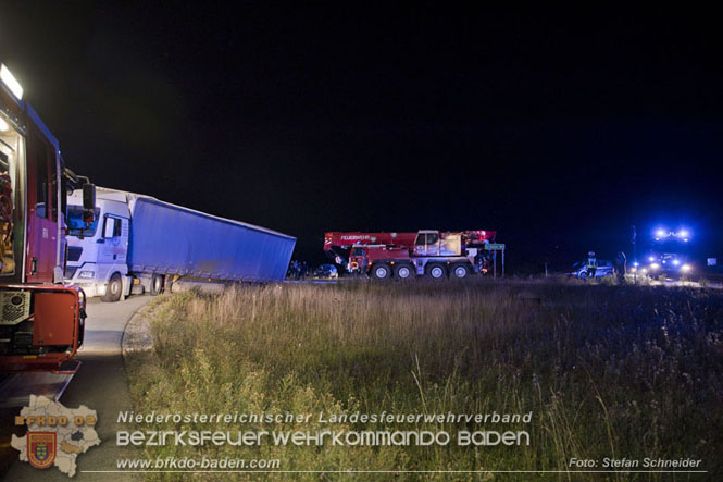 20230822 Schwere LKW Bergung in Bad Vöslau  Foto: Stefan Schneider BFKDO BADEN
