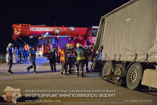 20230822 Schwere LKW Bergung in Bad Vöslau  Foto: Stefan Schneider BFKDO BADEN