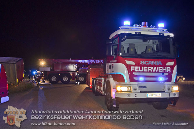 20230822 Schwere LKW Bergung in Bad Vöslau  Foto: Stefan Schneider BFKDO BADEN