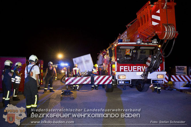 20230822 Schwere LKW Bergung in Bad Vöslau  Foto: Stefan Schneider BFKDO BADEN