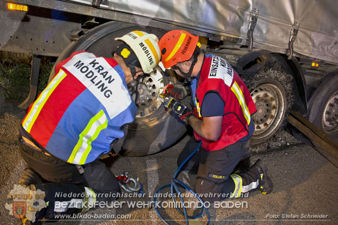 20230822 Schwere LKW Bergung in Bad Vöslau  Foto: Stefan Schneider BFKDO BADEN