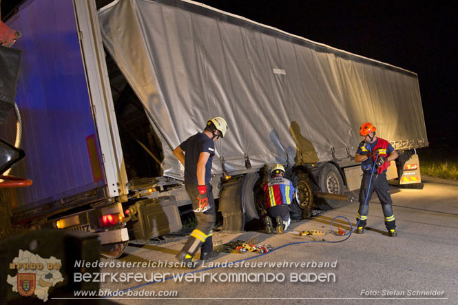 20230822 Schwere LKW Bergung in Bad Vöslau  Foto: Stefan Schneider BFKDO BADEN