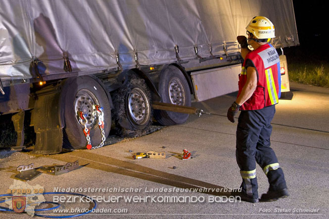 20230822 Schwere LKW Bergung in Bad Vöslau  Foto: Stefan Schneider BFKDO BADEN