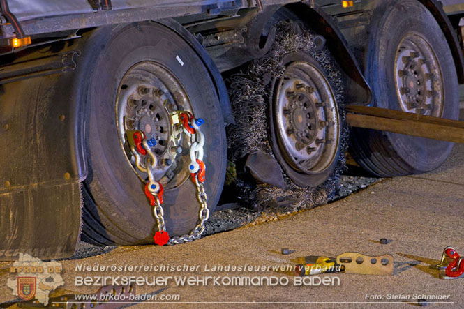 20230822 Schwere LKW Bergung in Bad Vöslau  Foto: Stefan Schneider BFKDO BADEN