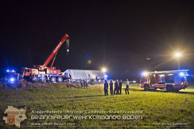 20230822 Schwere LKW Bergung in Bad Vöslau  Foto: Stefan Schneider BFKDO BADEN