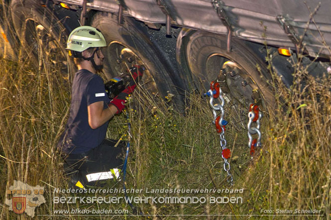 20230822 Schwere LKW Bergung in Bad Vöslau  Foto: Stefan Schneider BFKDO BADEN