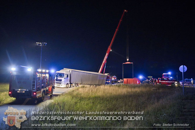 20230822 Schwere LKW Bergung in Bad Vöslau  Foto: Stefan Schneider BFKDO BADEN