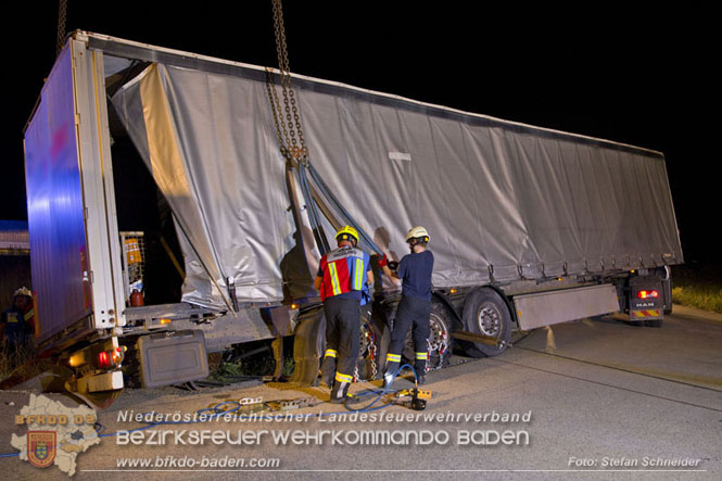 20230822 Schwere LKW Bergung in Bad Vöslau  Foto: Stefan Schneider BFKDO BADEN