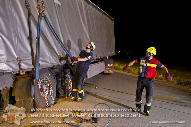 20230822 Schwere LKW Bergung in Bad Vöslau  Foto: Stefan Schneider BFKDO BADEN