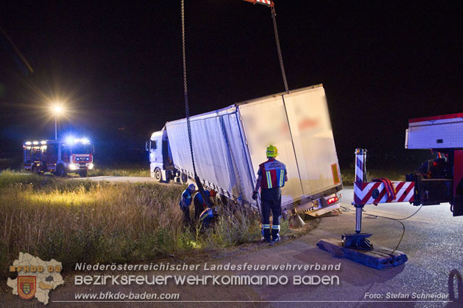 20230822 Schwere LKW Bergung in Bad Vöslau  Foto: Stefan Schneider BFKDO BADEN