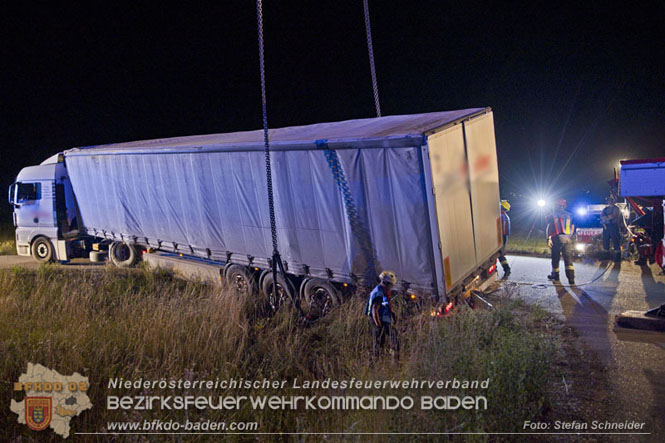 20230822 Schwere LKW Bergung in Bad Vöslau  Foto: Stefan Schneider BFKDO BADEN